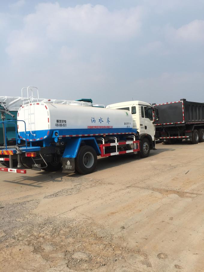 Sinotruck Howo Water / Oil Spray Tanker Truck One Bunk With Air Conditioner