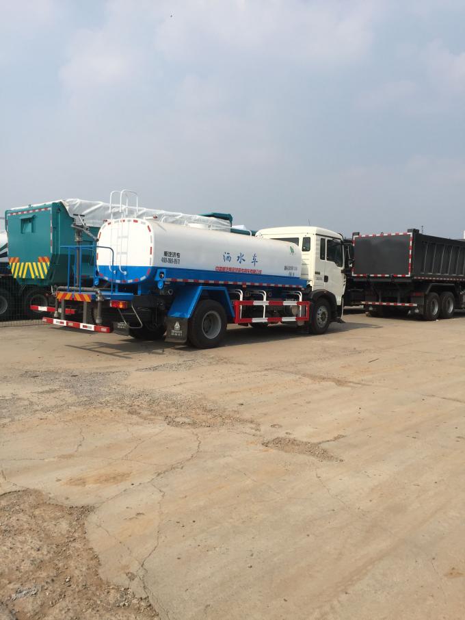 Sinotruck Howo Water / Oil Spray Tanker Truck One Bunk With Air Conditioner