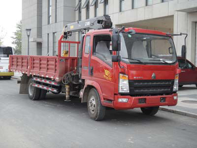 Red Light Duty Commercial Trucks , 4 * 2 Sinotruk Howo 3t Left Hand Drive Truck Crane