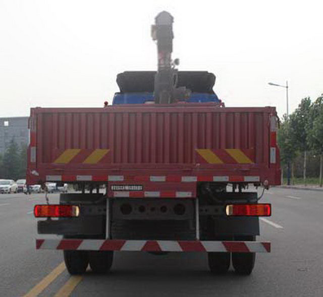 Blue Light Duty Commercial Trucks With Crane Wheelbase 5200 Mm
