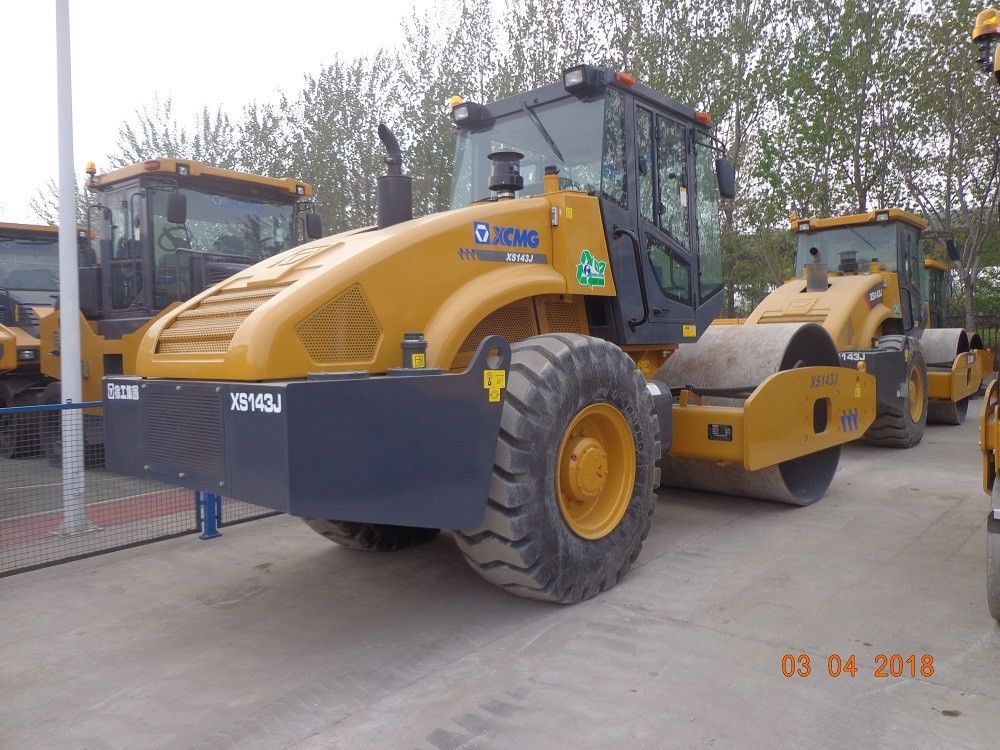 Small Size XMR Serial Road Roller Model XD82 , Operating Weight 8500kgs, compacting road roller