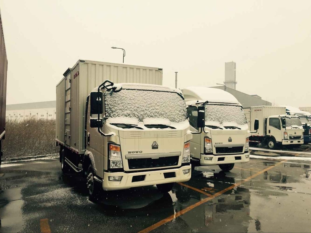 Sinotruk 3 7 Ton Carrier Refrigerated Truck / Cooler Van For Fresh