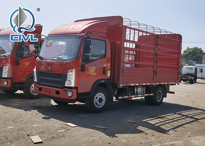 Sinotruk 35 Tons HOWO Light Duty Commercial Trucks 6 Tires Van Cargo