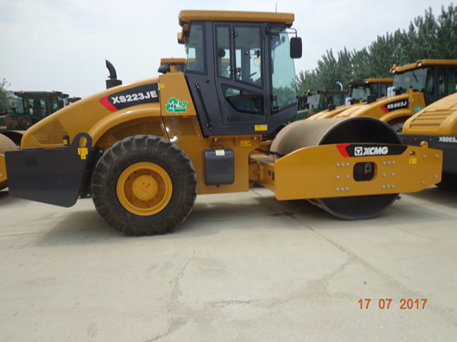 XS223JE Road Maintenance Machinery / Road Compactor Single Drum Vibratory Roller