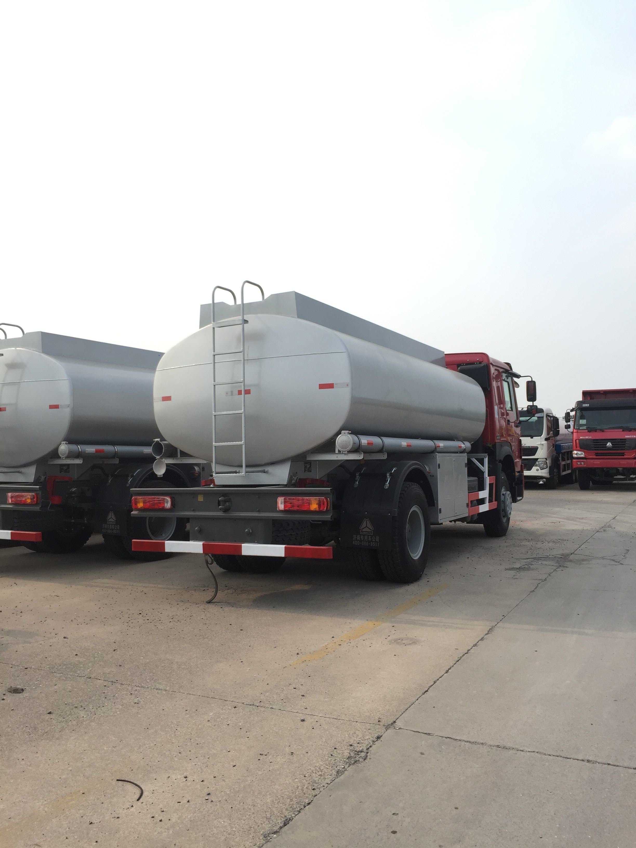 Sinotruk HOWO 10 wheeler Liquid Tanker Truck 6x4 , 20000L Fuel Delivery