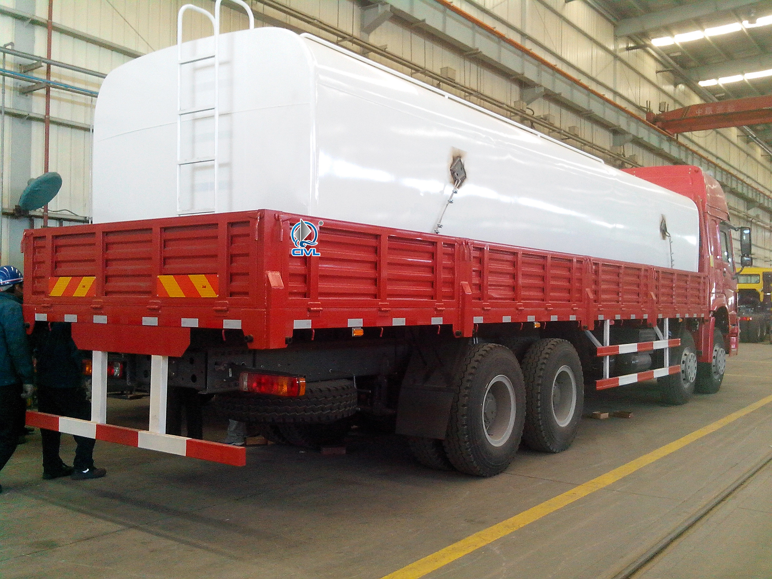 SINOTRUK 371 hp Water Tanker Truck EUROII/III RHD OR LHD With Pump And