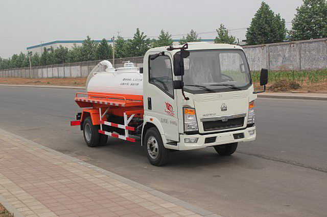 HOWO 6 Disposal Sewage Suction Truck Wheeler 8000L For Construction