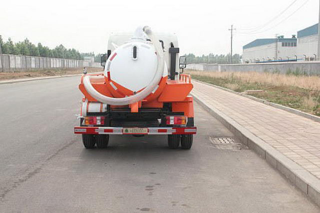 HOWO 6 Disposal Sewage Suction Truck Wheeler 8000L For Construction